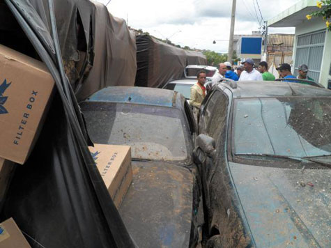 Caetité: Carreta desgovernada provoca acidente envolvendo nove veículos