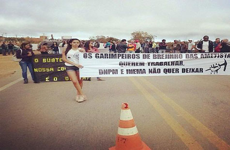 Caetité: Garimpeiros fecharam a BR-030 provocando congestionamento na rodovia