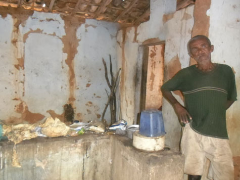 Caetiteense convive com ratos em casa abandonada em Palmas Monte Alto