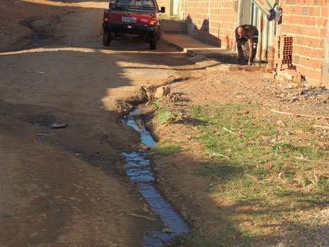 Moradores reclamam da falta de esgotamento e pavimentação no Bairro Feliciano Pereira Santos