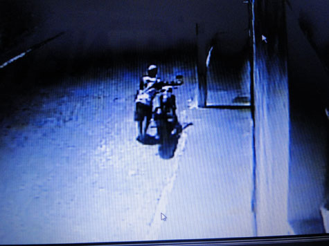 Brumado: Câmeras flagraram momento em que moto de padeiro foi roubada