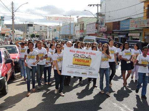 Caminhada contra violência e abuso de crianças e adolescentes em Brumado