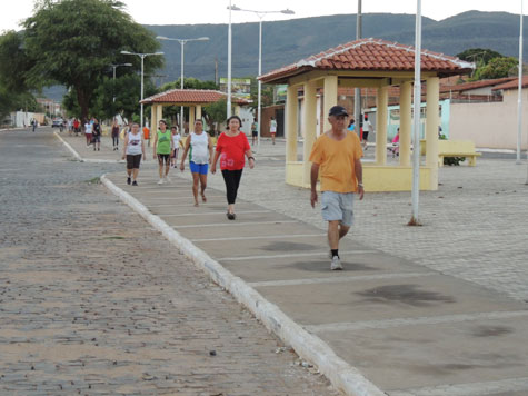 Brumado: Praça Wenceslau Araújo vira ponto de referência para caminhadas