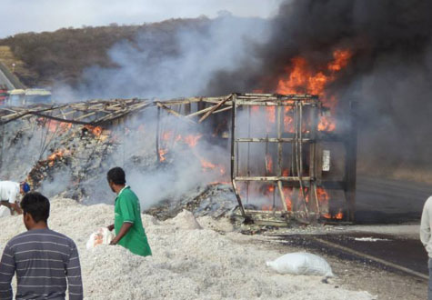 Aracatu: Caminhão carregado de sementes de algodão pega fogo na BA-262