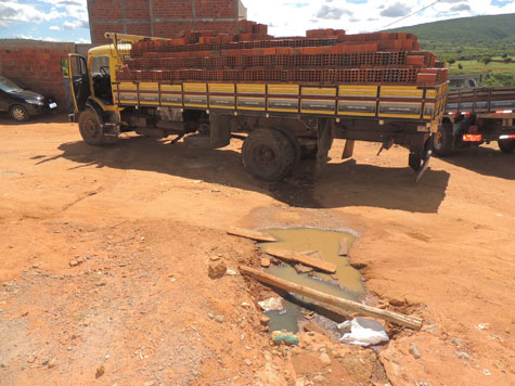 Brumado: Carregadores caem de cima de caminhão carregado com bloco que atola em buraco