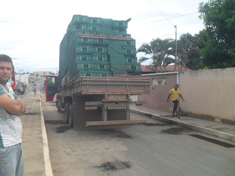 Brumado: Caminhão arrasta fiação e deixa Bairro Parque Alvorada sem energia