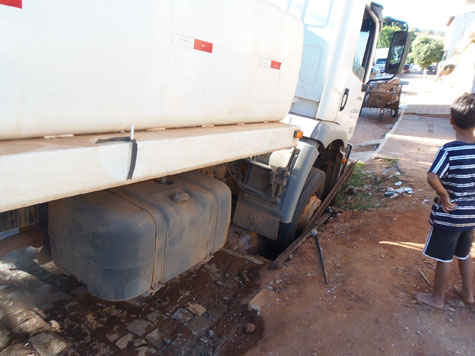 Brumado: Caminhão que presta serviço para Fiol fica preso em bueiro