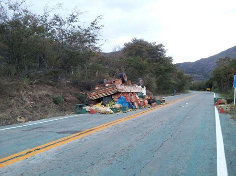 Rio de Contas: Caminhão carregado de maracujá capota na BA-148