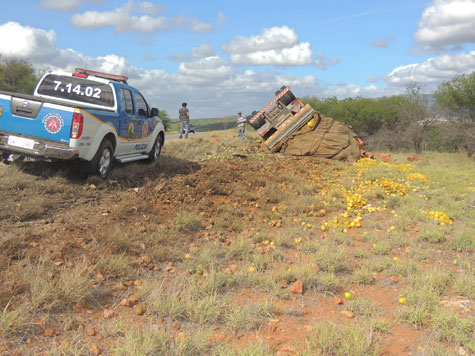 Brumado: Caminhão com carga de maracujá tomba na BR-030
