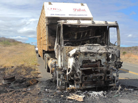 Brumado: Caminhão boiadeiro pega fogo na BA-262