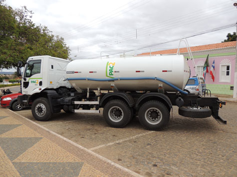 Lagoa Real recebe um caminhão pipa do Ministério do Desenvolvimento Agrário