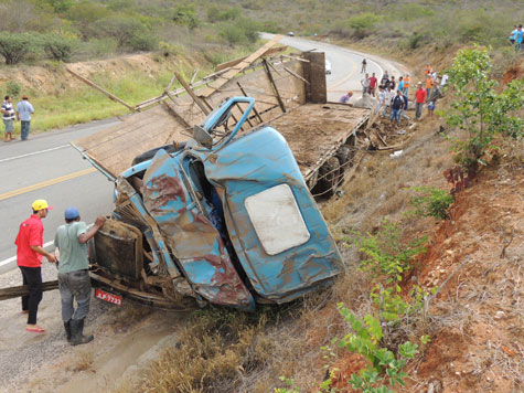 BA-262: Motorista caculeense fica ferido após caminhão carregado de boi capotar em Aracatu