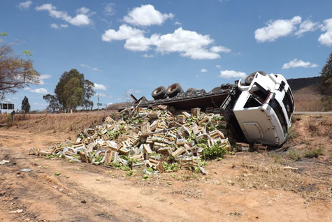 Barreiras: Caminhão de Brumado carregado de bananas capota no contorno do anel viário