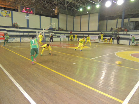 Duas equipes lideram o 30º Campeonato Brumadense de Futsal 