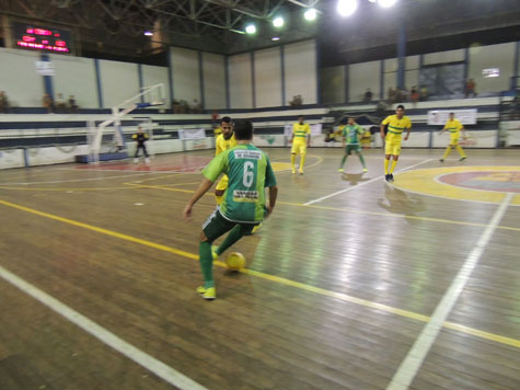 Ibar lidera o brumadense de futsal com 100% de aproveitamento