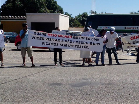 Candiba: População protesta contra prefeito durante visita do vice-governador Otto Alencar