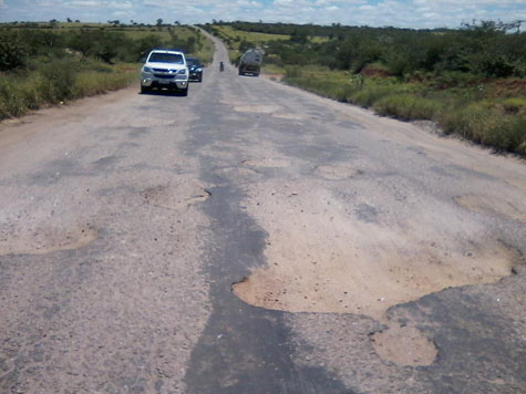 Brumado: Vereador se junta à população para reclamar da precariedade da BR-030