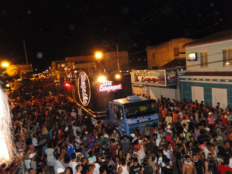 Brumadenses cobram a realização do Carnaval 2014