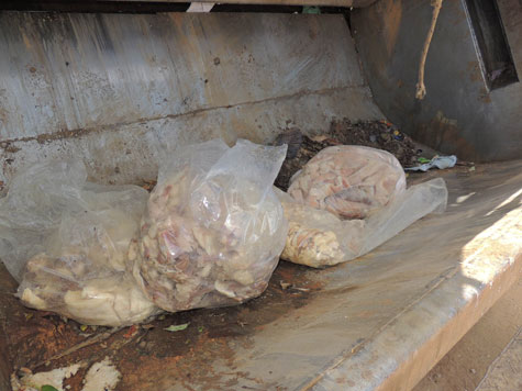 Carne clandestina é retirada de açougue no mercado em Brumado