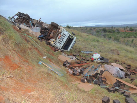 Brumado: Carreta com carga avaliada em R$ 250 mil tomba na rótula da BR-030