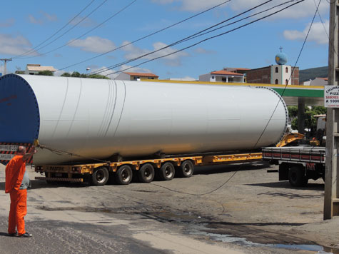 Brumado: Carreta com torre eólica derruba fiação na Avenida Centenário