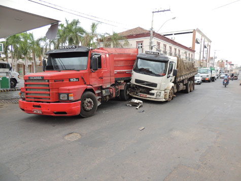 Brumado: Colisão entre carreta e caminhão na Exupério Canguçu