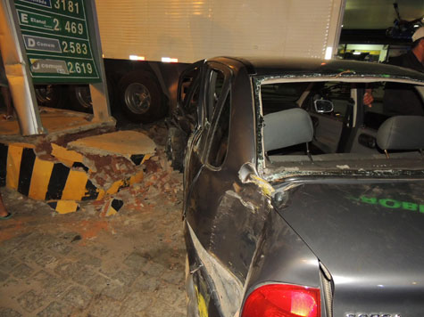 Brumado: Carro desvia de buraco e bate em placa de posto de combustíveis