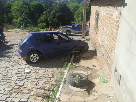 Brumado: Por causa de buraco, motorista bate em uma casa no Bairro São Jorge