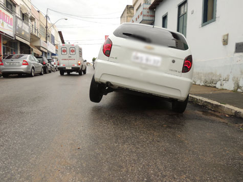 Brumado: Carro cai em buraco no centro