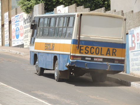 Brumado: Carro colide com ônibus escolar, mas condutores não acionam PM e DTTU