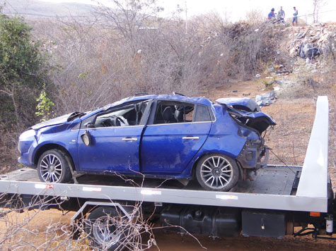 Brumado: Veículo derruba poste e capota em ribanceira na curva dos cinco na BA-262