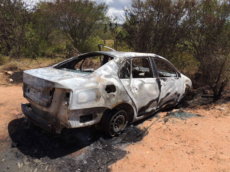 BR-030: Carro sai da pista e pega fogo em Brumado