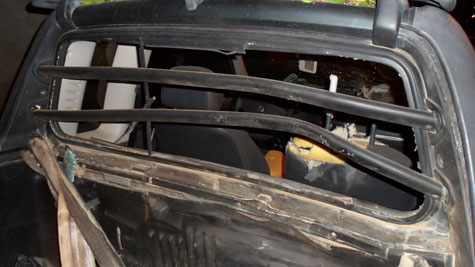 Guanambi: Bandidos jogam bomba em carro de policial militar