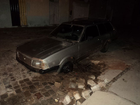 Brumado: Carro fica preso em esgoto na Rua Agenor Caetano