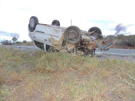 Brumado: Veículo da Secretaria de Agricultura da Bahia colide com carreta e capota na BR-030