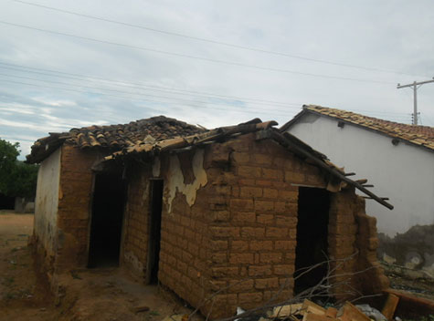 Caetiteense convive com ratos em casa abandonada em Palmas Monte Alto