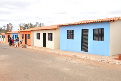 Governo de Caculé entrega 15 casas populares