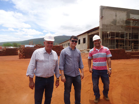 Brumado: Castilho Viana visita obras no Bairro São José