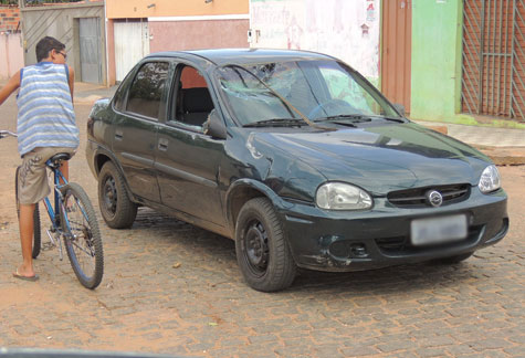 Brumado: Cavalo passa por cima de veículo no Bairro São José