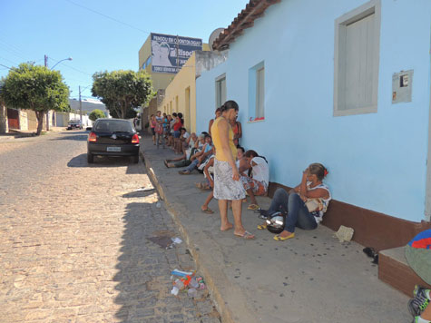 Brumadenses perdem almoço em fila na Central de Marcação