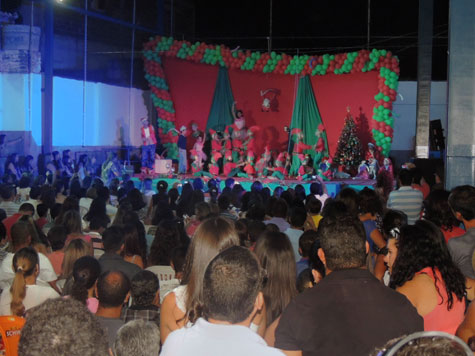 Brumado: Em festa de confraternização, CEML apresentou musical natalino