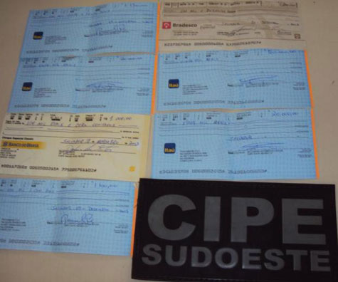 Brumado: Caesg prende dupla, recupera carro clonado e apreende R$ 64.500 em cheques