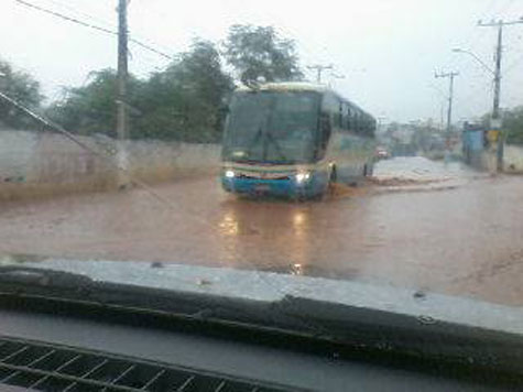 Brumado: Chuva forte alaga e destrói ruas da cidade