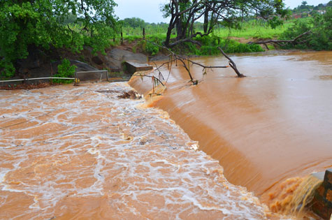 Caculé: Rio Paiol continua vertendo sobre a Barragem Comocochico