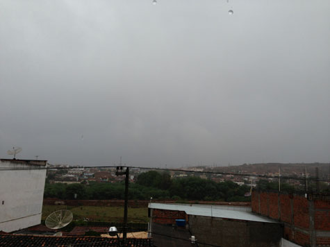 Madrugada deste domingo (26) com chuva na Capital do Minério