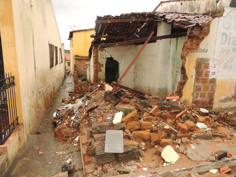 Chuva: Ruas ficam alagadas e casa desaba nesta sexta-feira (20) em Brumado