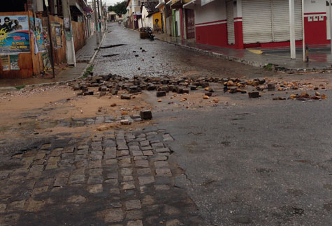 Brumado: Chuva forte alaga e destrói ruas da cidade