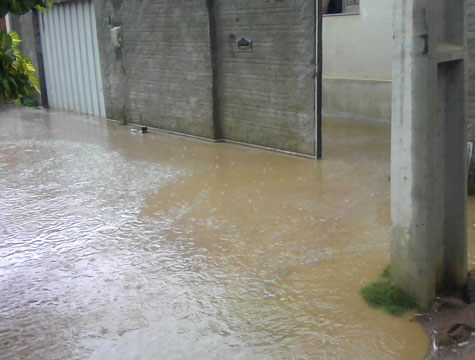 Brumado: Sem drenagem, chuva causa alagamento na Vila Presidente Vargas 