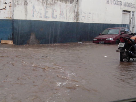 Chuva: Ruas ficam alagadas e casa desaba nesta sexta-feira (20) em Brumado