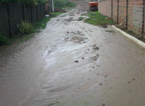 Brumado: Sem drenagem, chuva causa alagamento na Vila Presidente Vargas 